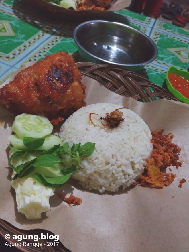 makan ayam kremes Lesehan Sederhana Jeng Nina di Yogyakarta